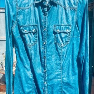 Denim Pearl Snap Button Down Western Shirt!🦋